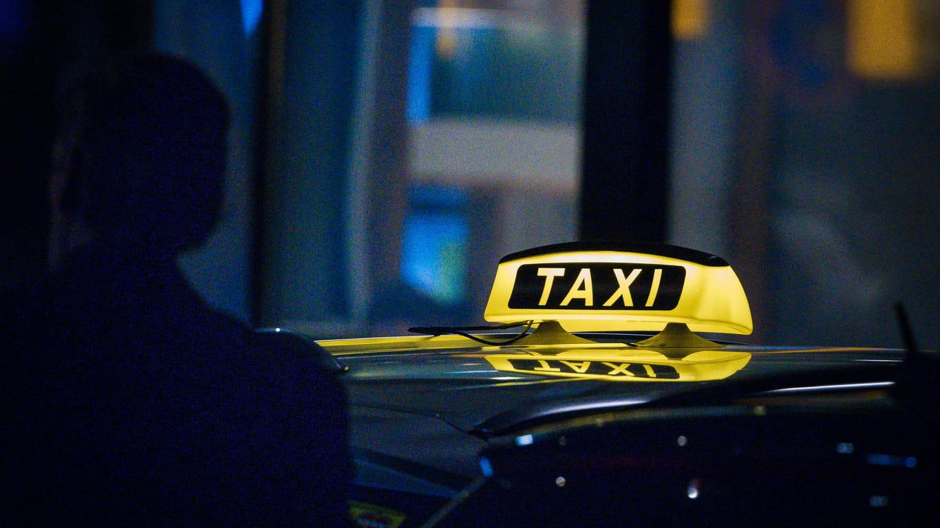Ein Taxischild (Symbolbild): Der Fahrer hatte gerade seine Pause beendet, als er überfallen wurde.