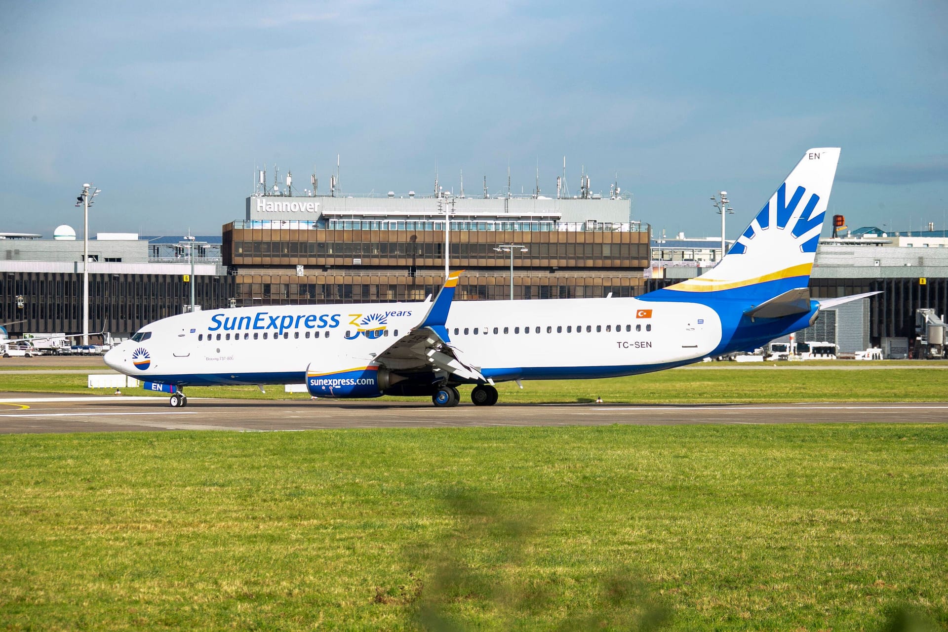 Eine Maschine von Sunexpress steht am Flughafen Hannover: Die Passagiere brauchten Geduld.