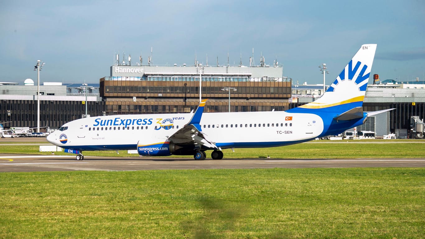 Eine Maschine von Sunexpress steht am Flughafen Hannover: Die Passagiere brauchten Geduld.