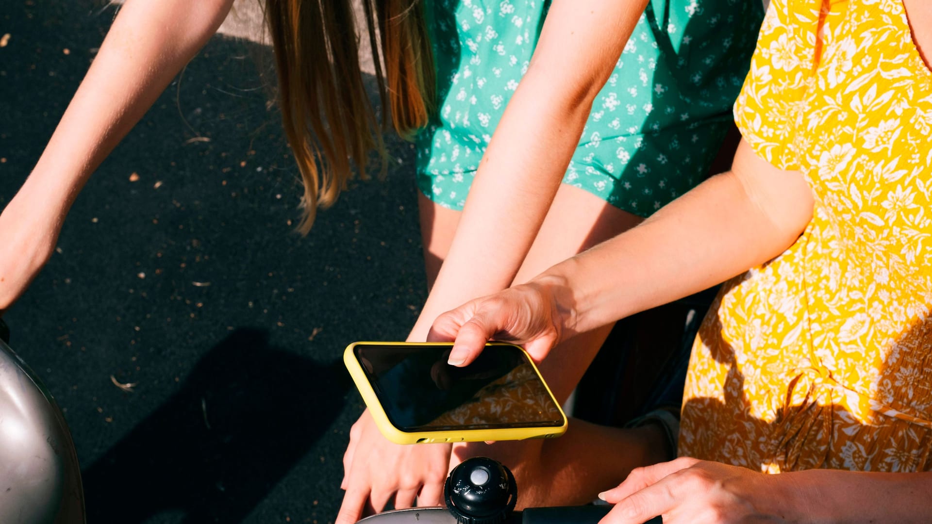 Kinder schauen Videos auf ihren Handys: Über einen Klassenchat verbreitete sich zuletzt ein Video in dem ein Kind seine Schwester missbraucht.