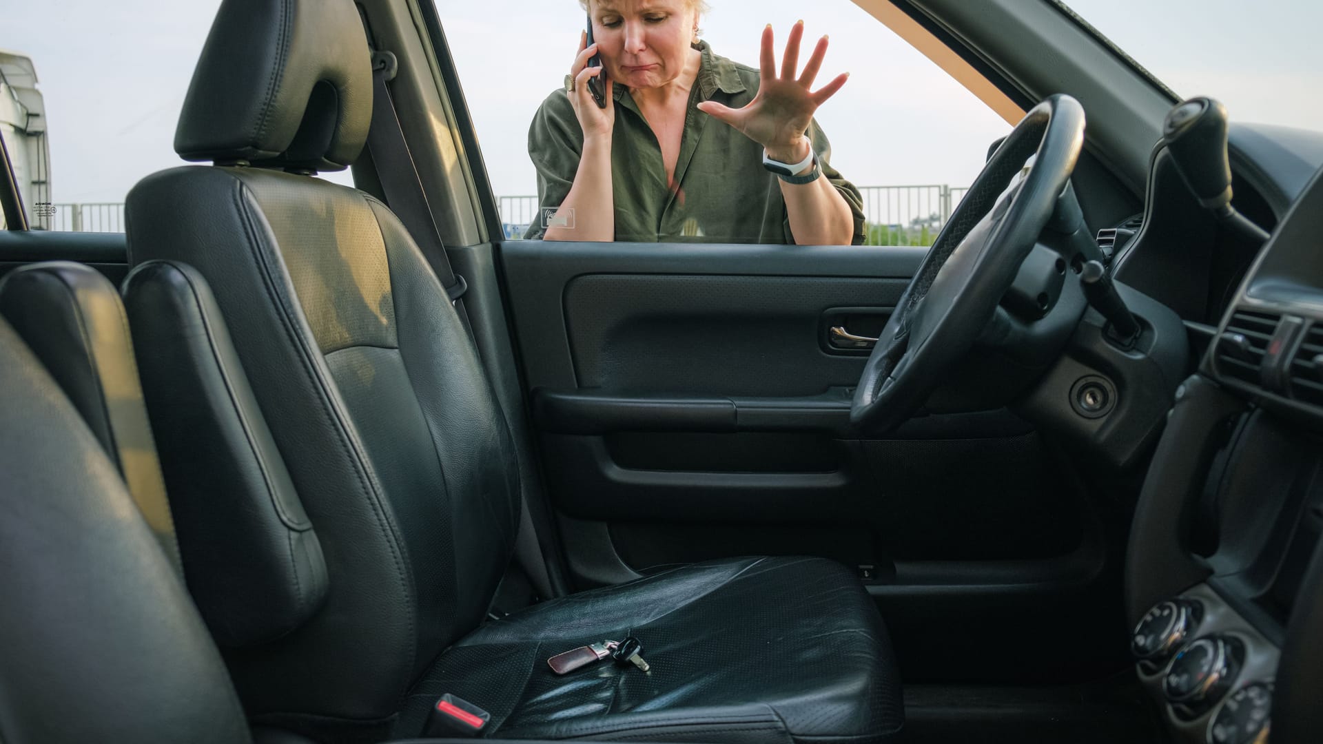 Dumm gelaufen: Wenn der Schlüssel im verschlossenen Auto liegt, brauchen Sie Hilfe.