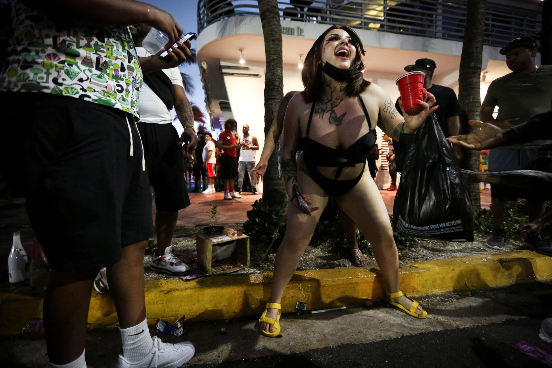 Spring Break in Miami Beach: Eine Frau tanzt ausgelassen auf der Straße.