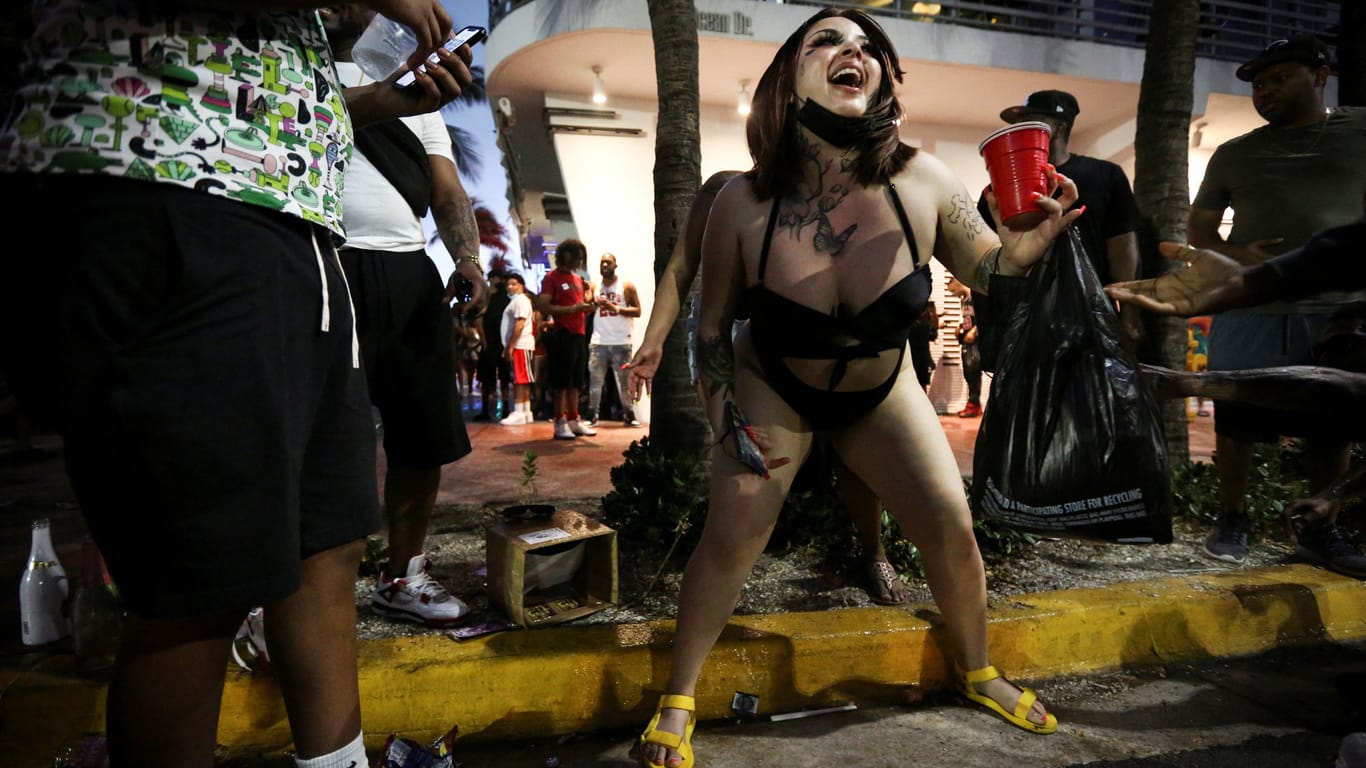 Spring Break in Miami Beach: Eine Frau tanzt ausgelassen auf der Straße.