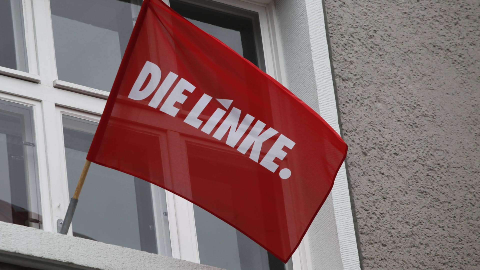 Flagge der Linken (Symbolbild): Die Partei will die Vier-Tage-Woche vorantreiben. Flagge der Linken (Symbolbild): Die Partei will die Vier-Tage-Woche vorantreiben.