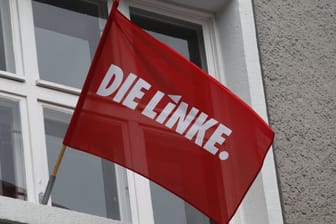 Flagge der Linken (Symbolbild): Die Partei will die Vier-Tage-Woche vorantreiben.