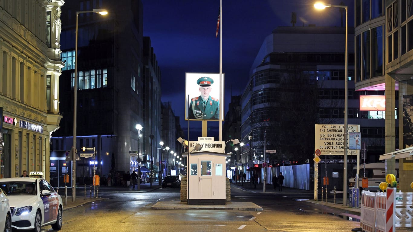 Checkpoint Charlie bei Nacht (Archivfoto): Hier kam es am Sonntagabend zu einer blutigen Tat.