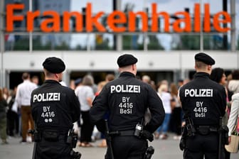 Polizisten stehen vor der Frankenhalle in Nürnberg (Archivbild): Welche Auswirkungen hat der Anschlag von Moskau auf Sicherheitsmaßnahmen in Franken?