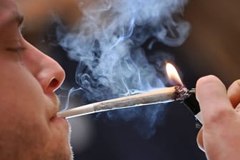 Ein Mann raucht einen Joint (Symbolfoto): Die Hamburger Staatsanwaltschaft sagt, ihre Funktionsfähigkeit sei gefährdet.