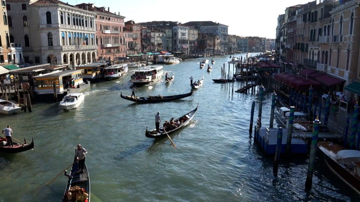 Gondeln auf dem Canal Grande: In Venedig zahlen Tagestouristen jetzt eine Gebühr.