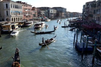Gondeln auf dem Canal Grande: In Venedig zahlen Tagestouristen jetzt eine Gebühr.