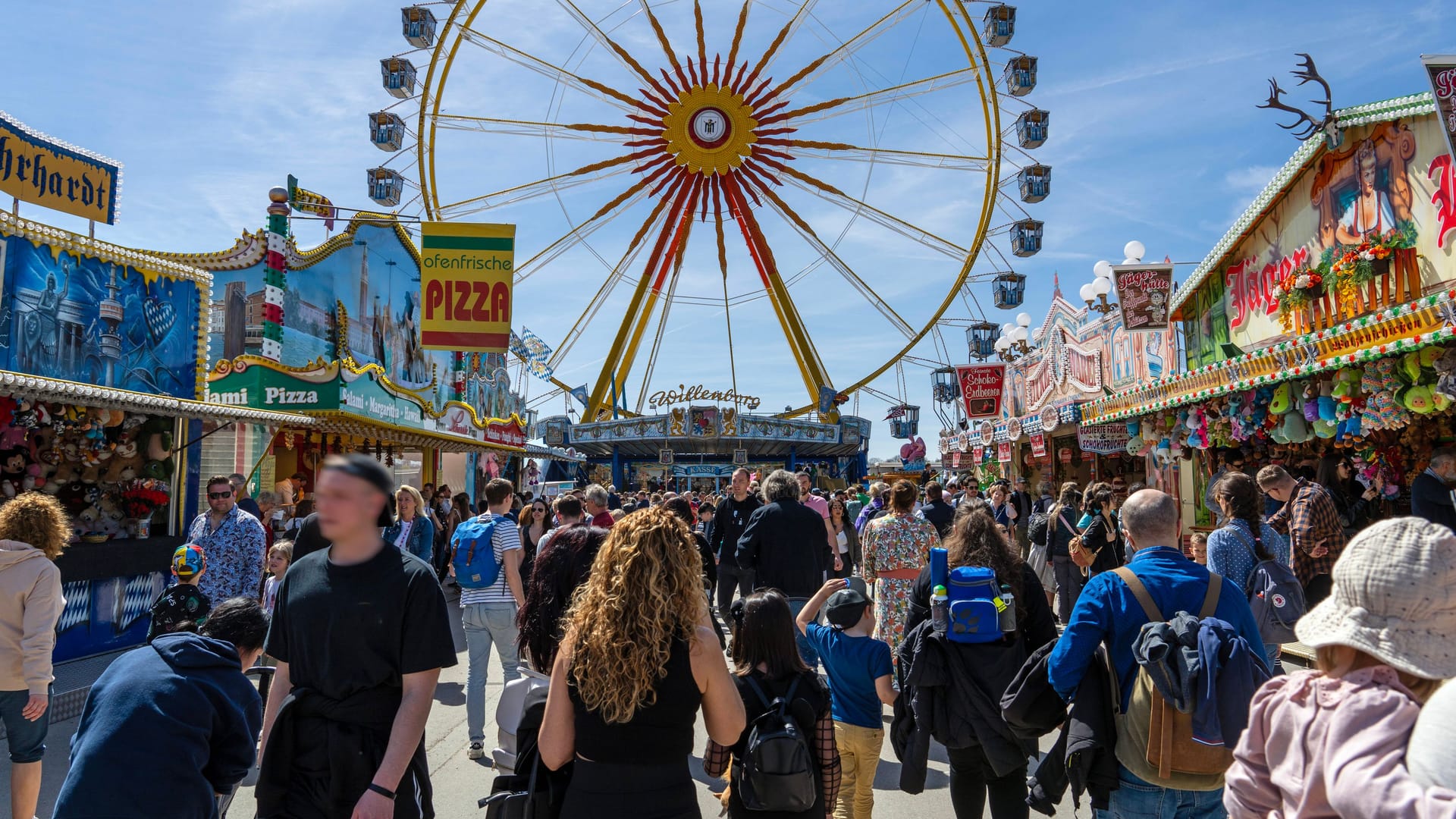 Münchner Frühlingsfest im Sonnenschein (Archivbild): Im April startet auf der Theresienwiese wieder das abwechslungsreiche Volksfest.