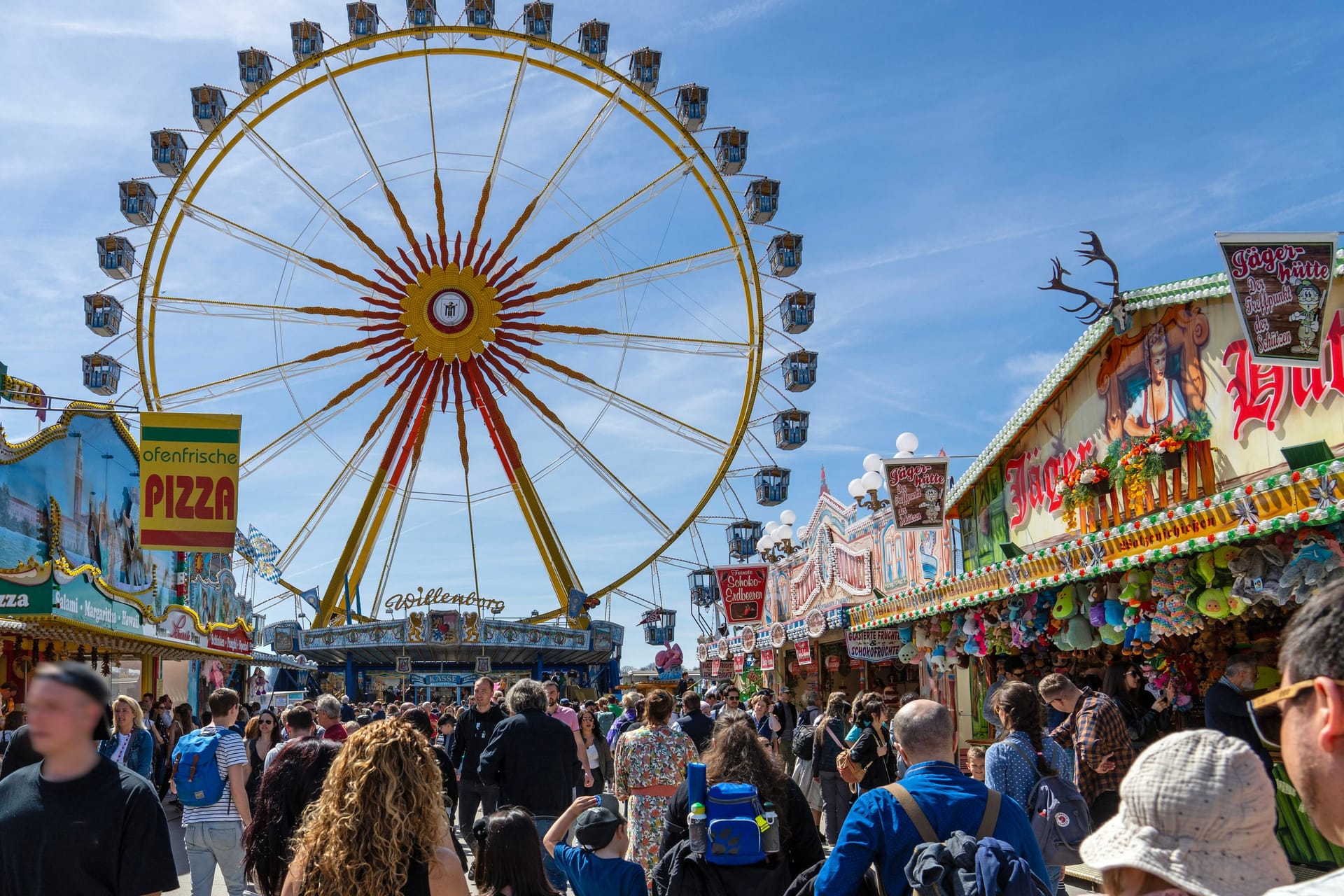 Münchner Frühlingsfest im Sonnenschein (Archivbild): Im April startet auf der Theresienwiese wieder das abwechslungsreiche Volksfest.