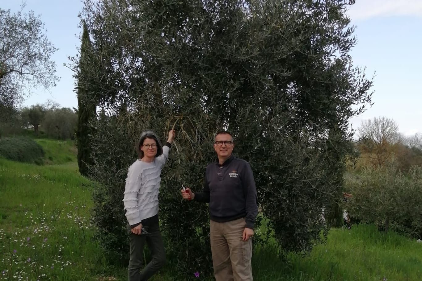 Kerstin und Alessandro Piceni vor einem ihrer Olivenbäume in der Toskana.