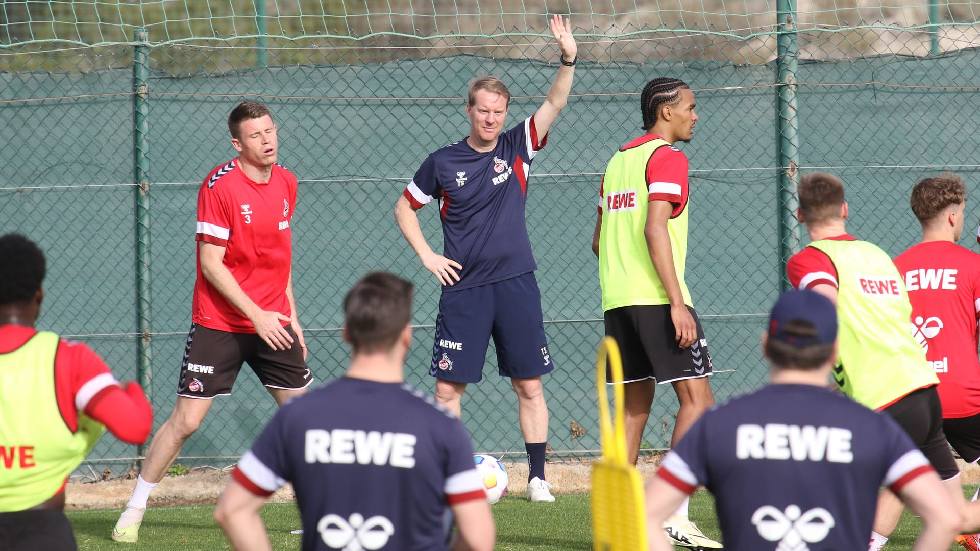 Timo Schultz im Trainingslager in Algorfa mit seiner Mannschaft.