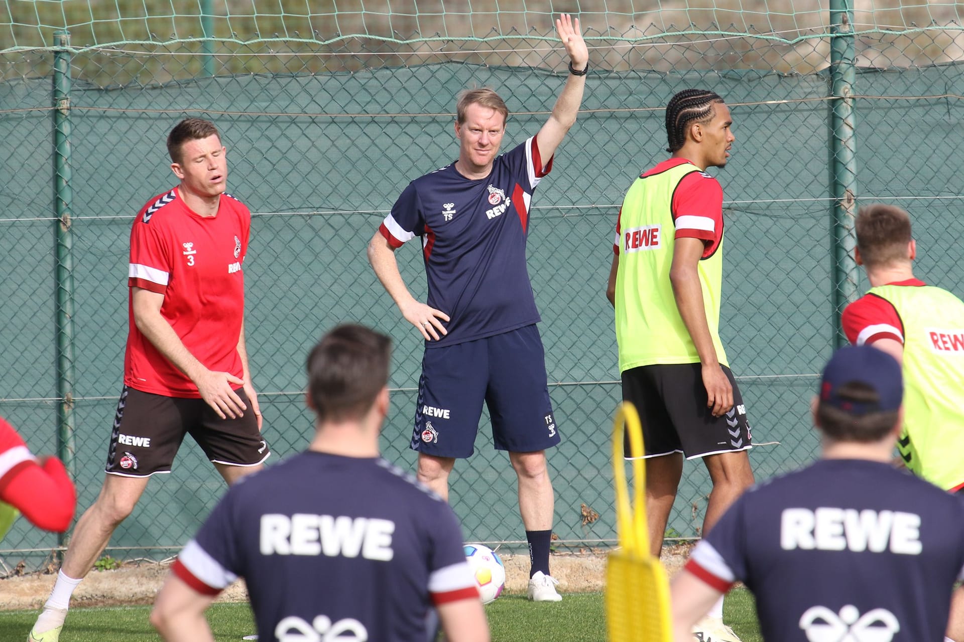 Timo Schultz im Trainingslager in Algorfa mit seiner Mannschaft.