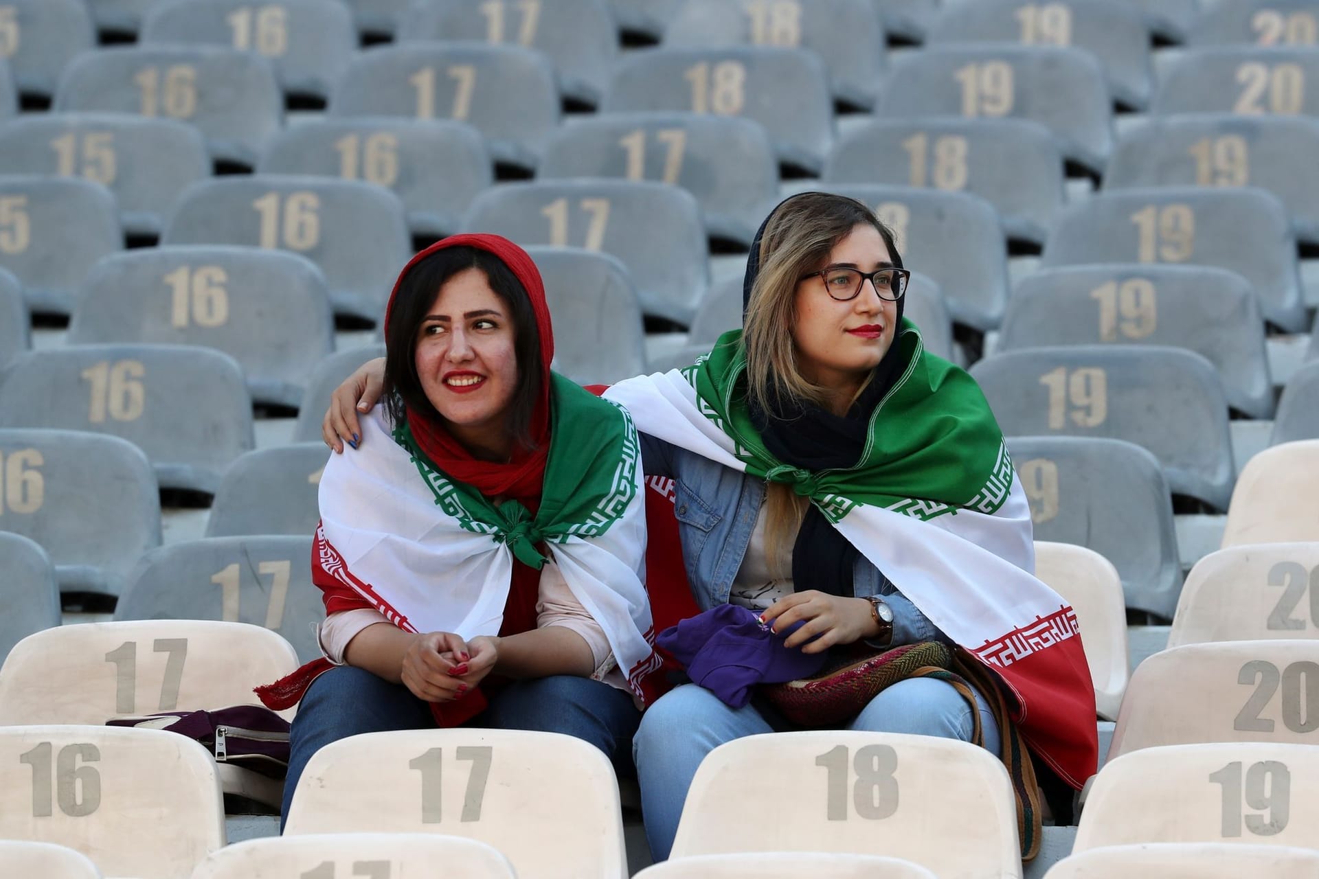 Iranische Frauen in einem Fußballstadion