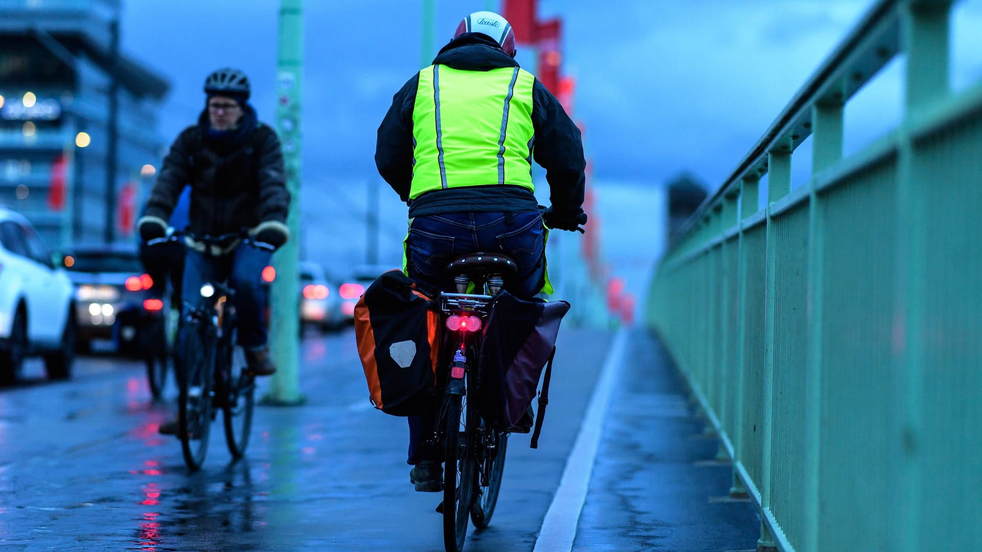 Der "Anzeigenhauptmeister" ist immer mit dem Fahrrad unterwegs (Archivbild): Gegen Parksünder geht Niclas Matthei rigoros vor.