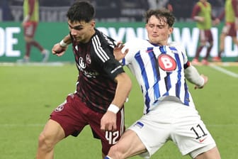 Nürnbergs Can Uzun (l.) im Duell gegen Herthas Fabian Reese: Die beiden Stars ihrer Teams waren auch heute wieder an Toren beteiligt.