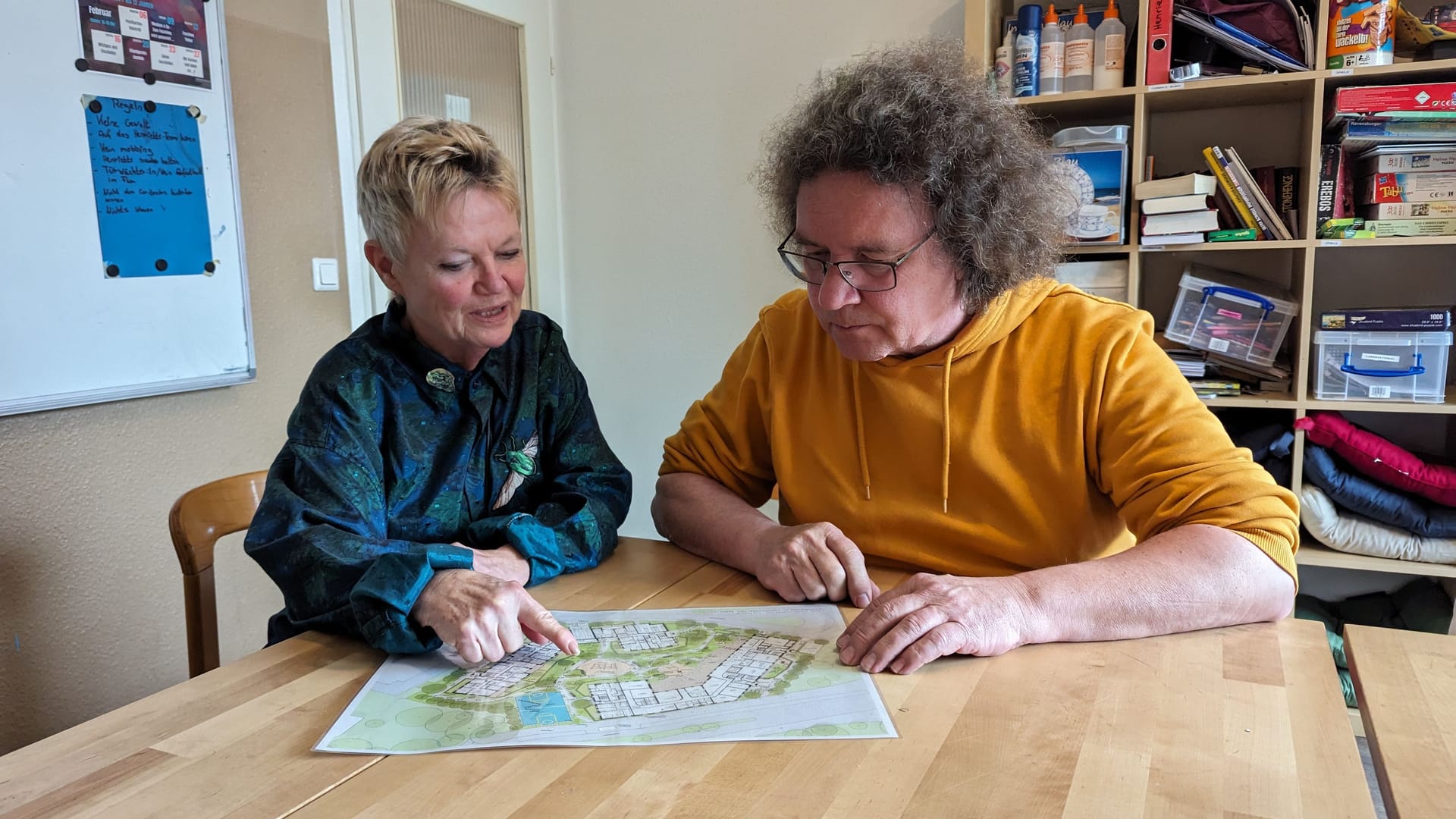 Marion Weil-Döpel und Helmut Frank sehen sich den neuen Bauplan an.