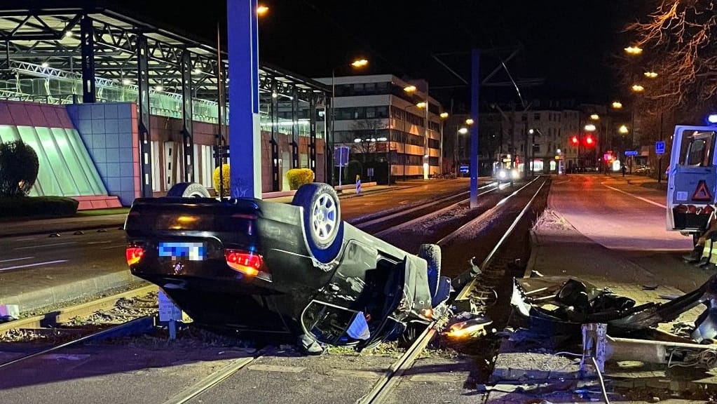 Der BMW blieb auf dem Dach im Gleisbett der Rheinbahn liegen. Die Insassen flüchteten. Der BMW blieb auf dem Dach im Gleisbett der Rheinbahn liegen. Die Insassen flüchteten.