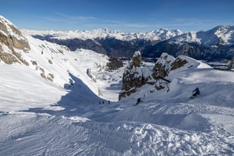 Skifahren in den französischen Alpen (Archivbild): Der Bus kam nie dort an.