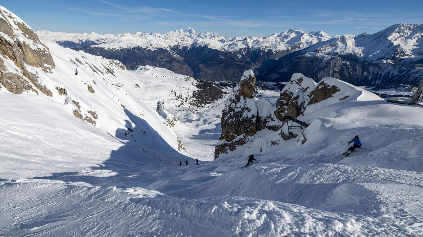 Skifahren in den französischen Alpen (Archivbild): Der Bus kam nie dort an.