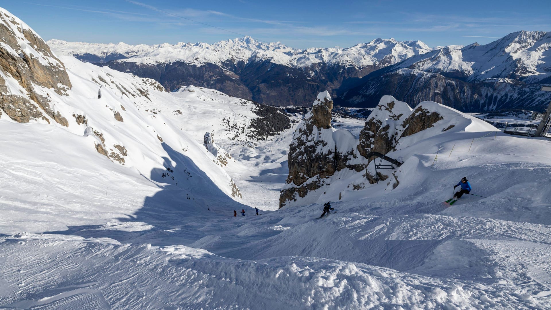 Skifahren in den französischen Alpen (Archivbild): Der Bus kam nie dort an.