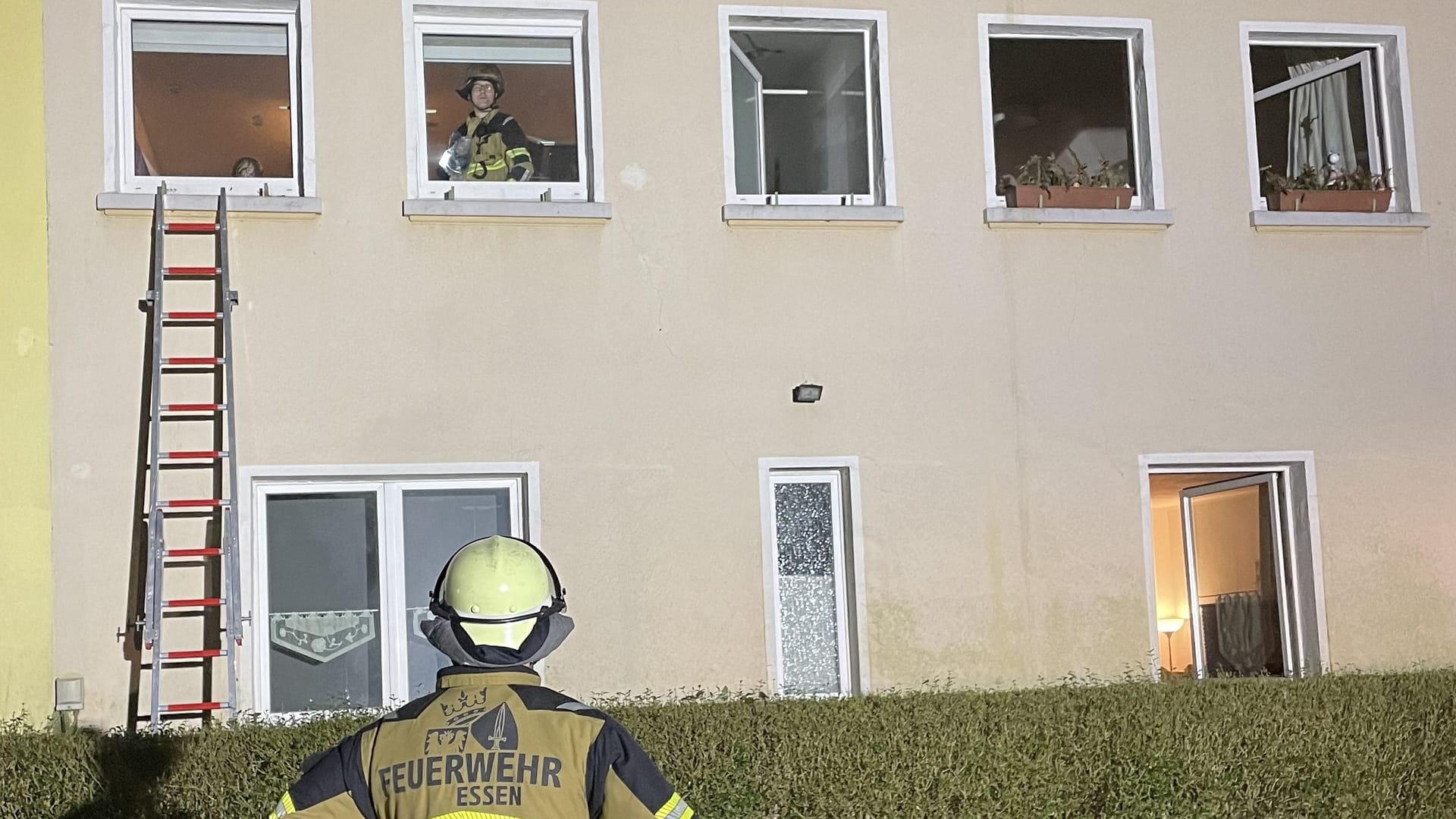 Die Feuerwehr Essen war in der Nacht auf Samstag rund zwei Stunden mit einem Kellerbrand im Stadtteil Kray beschäftigt.