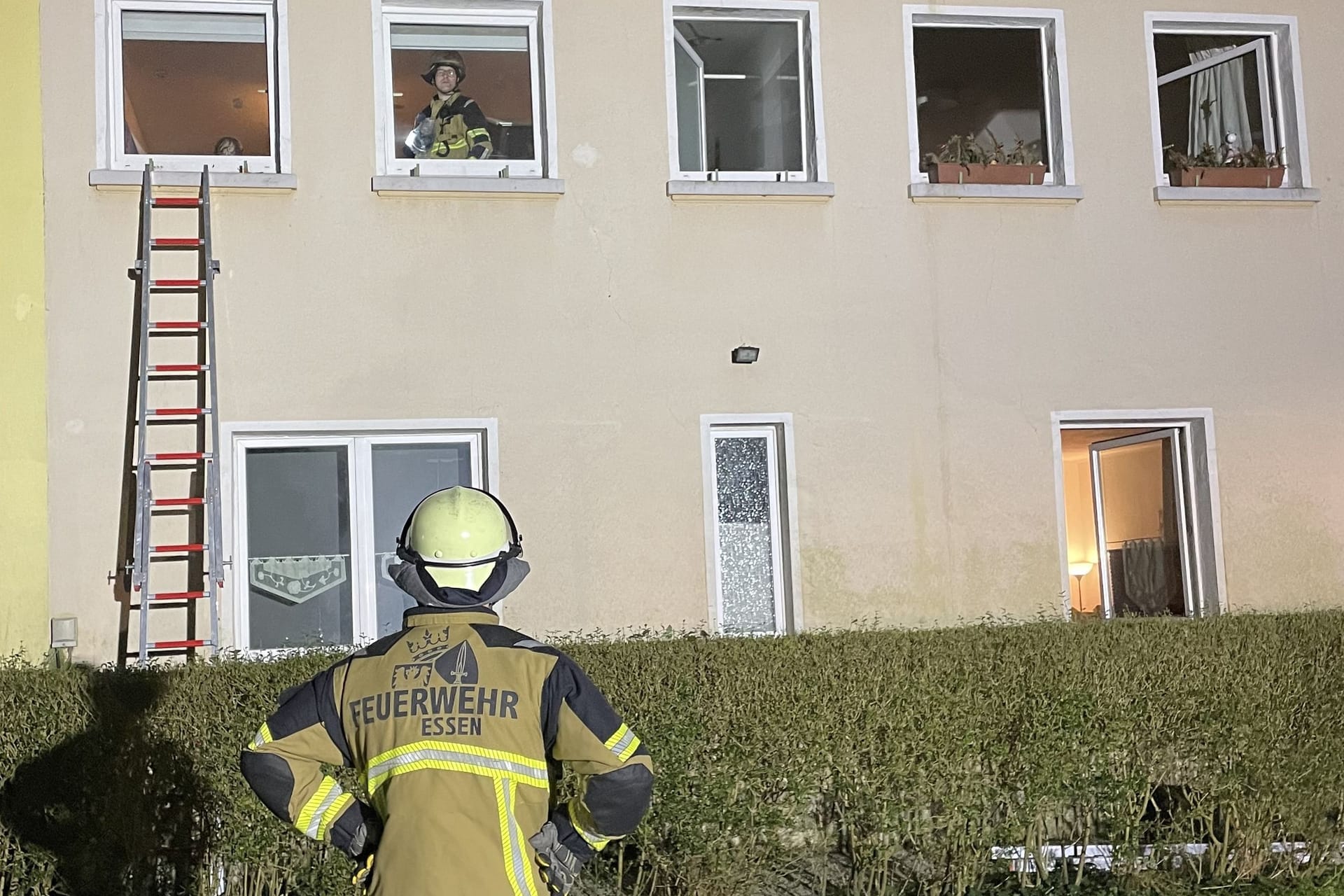 Die Feuerwehr Essen war in der Nacht auf Samstag rund zwei Stunden mit einem Kellerbrand im Stadtteil Kray beschäftigt.