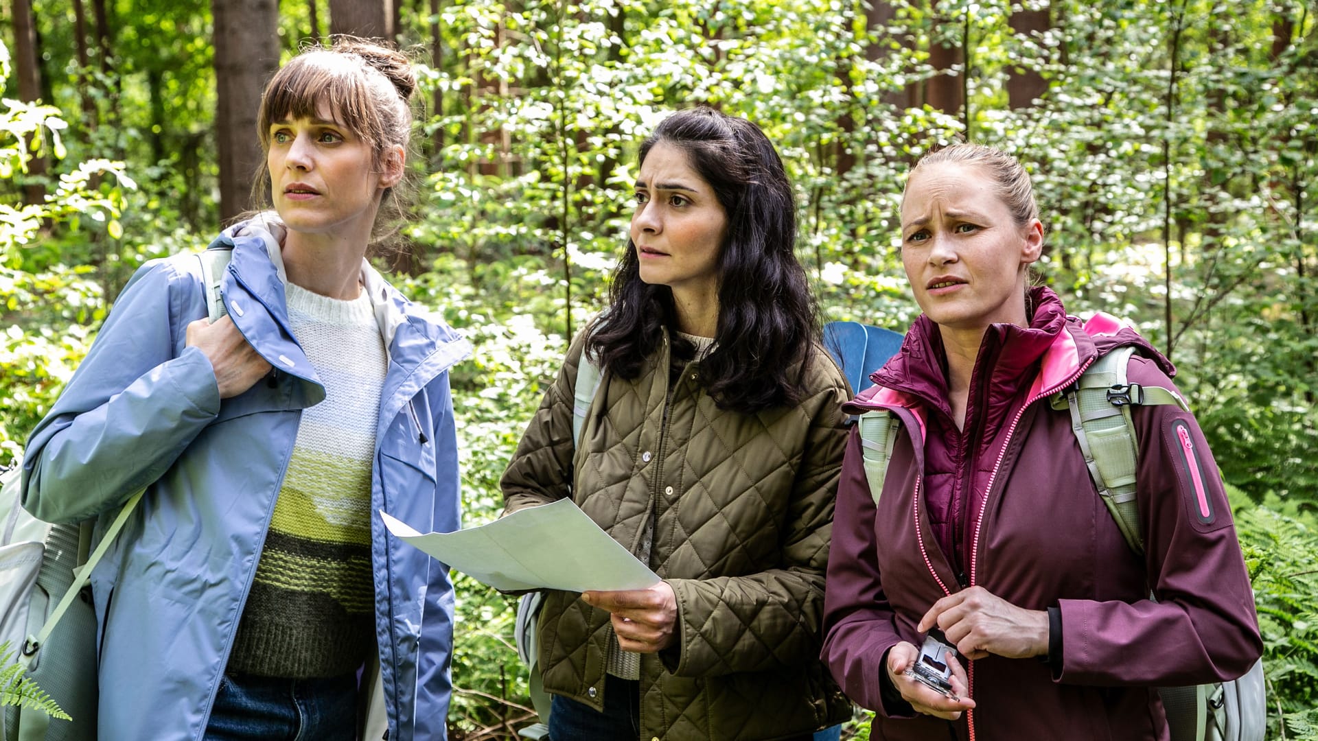 Als die Nacht einbricht, sind die drei Nachbarinnen aus dem gutbürgerlichen Bremen-Schwachhausen Viola Klemm (Sophie Lutz), Ayla Ömer (Pegah Ferydoni) und Marlene Seifert (Inez Bjørg David) im Wald verloren.