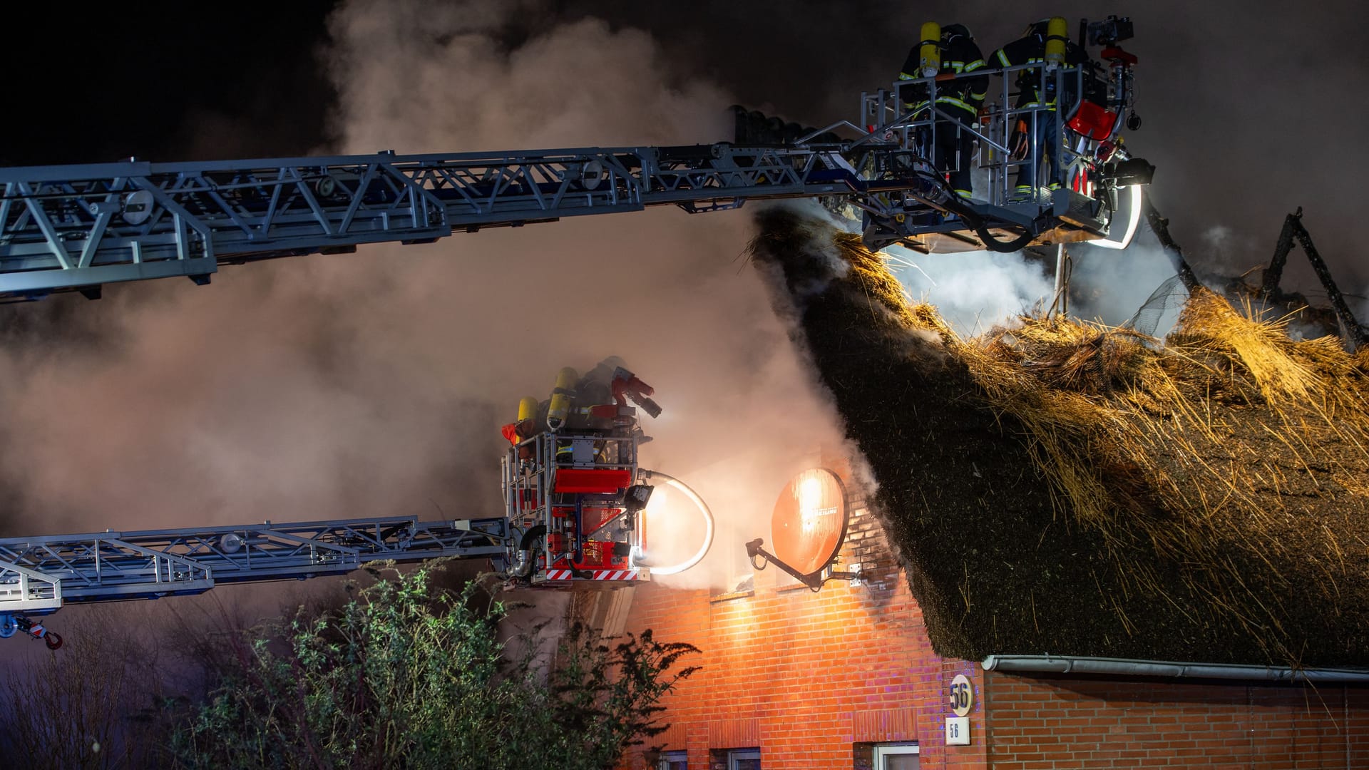 Feuerwehreinsatz am Abend: Die Einsatzkräfte werden noch Stunden an dem Haus verbringen, hieß es in der Nacht. Feuerwehreinsatz am Abend: Die Einsatzkräfte werden noch Stunden an dem Haus verbringen, hieß es in der Nacht.