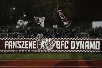 Fans vom BFC: In Babelsberg holte ihr Team nur ein Unentschieden.
