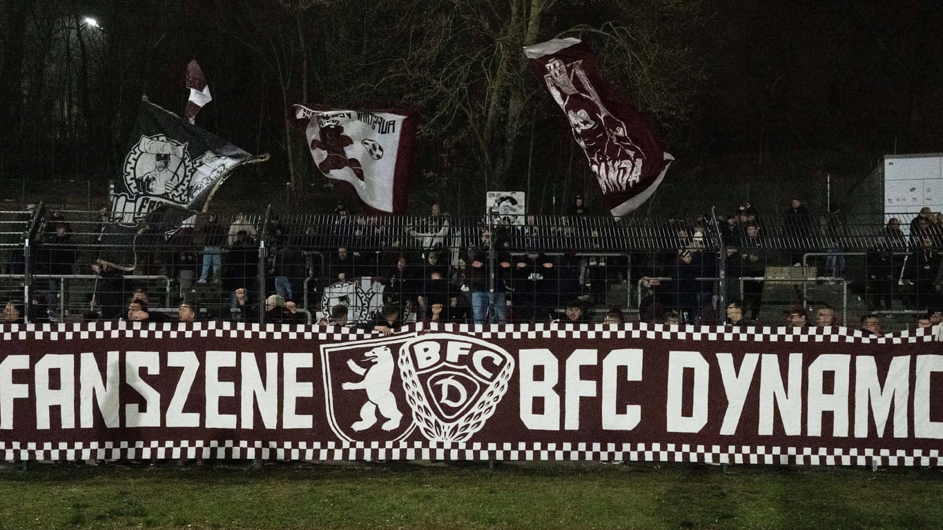 Fans vom BFC: In Babelsberg holte ihr Team nur ein Unentschieden.