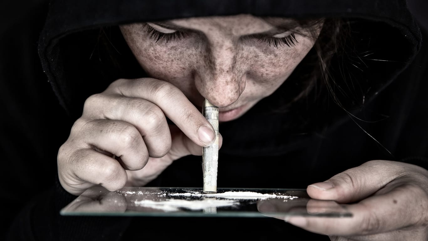 Eine Frau zieht Kokain in die Nase (Archivbild): In Berlin nimmt der Konsum der Droge offenbar stetig zu.