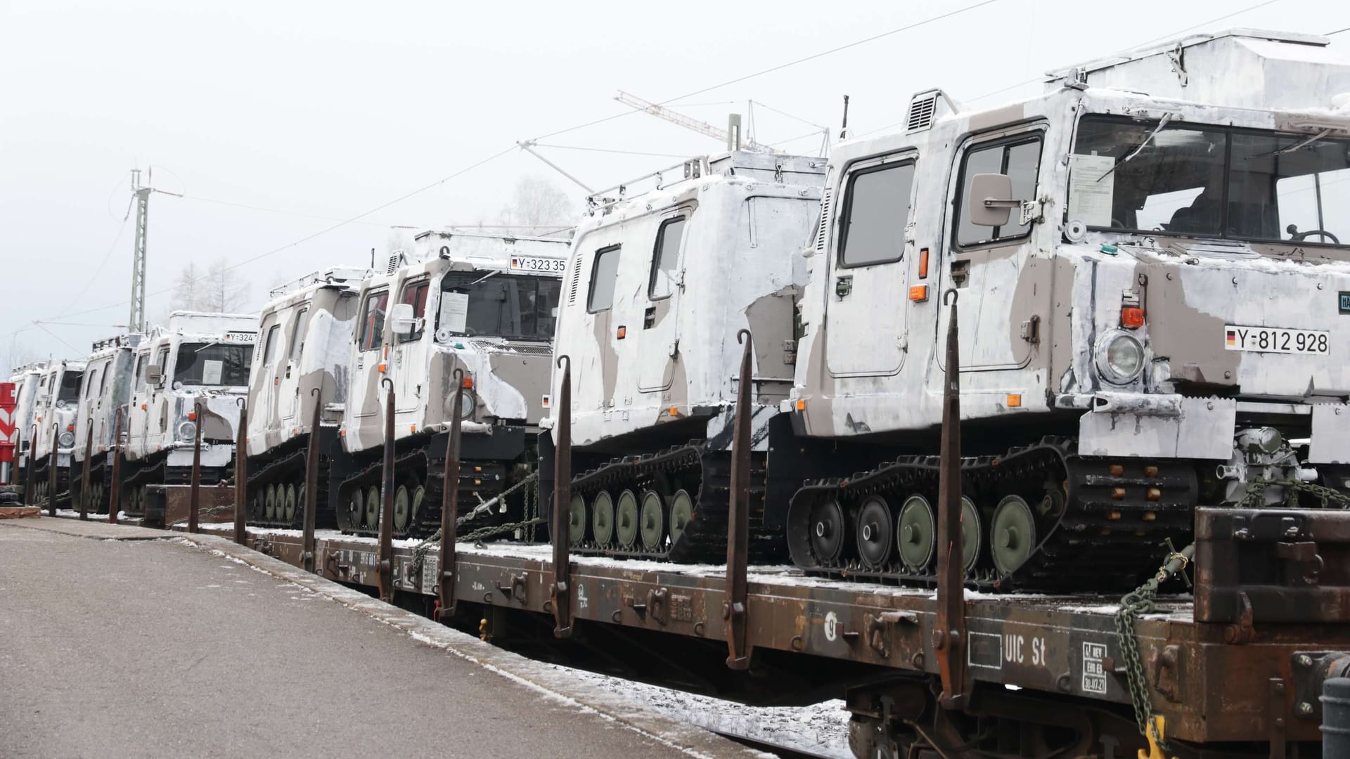 Fahrzeuge der Gebirgsjäger bei der Bahnverladung. Sie sollen an den Polarkreis gebracht werden.