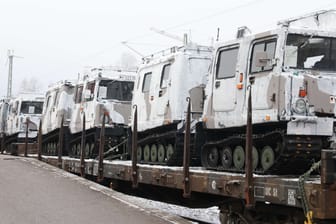 Fahrzeuge der Gebirgsjäger bei der Bahnverladung. Sie sollen an den Polarkreis gebracht werden.