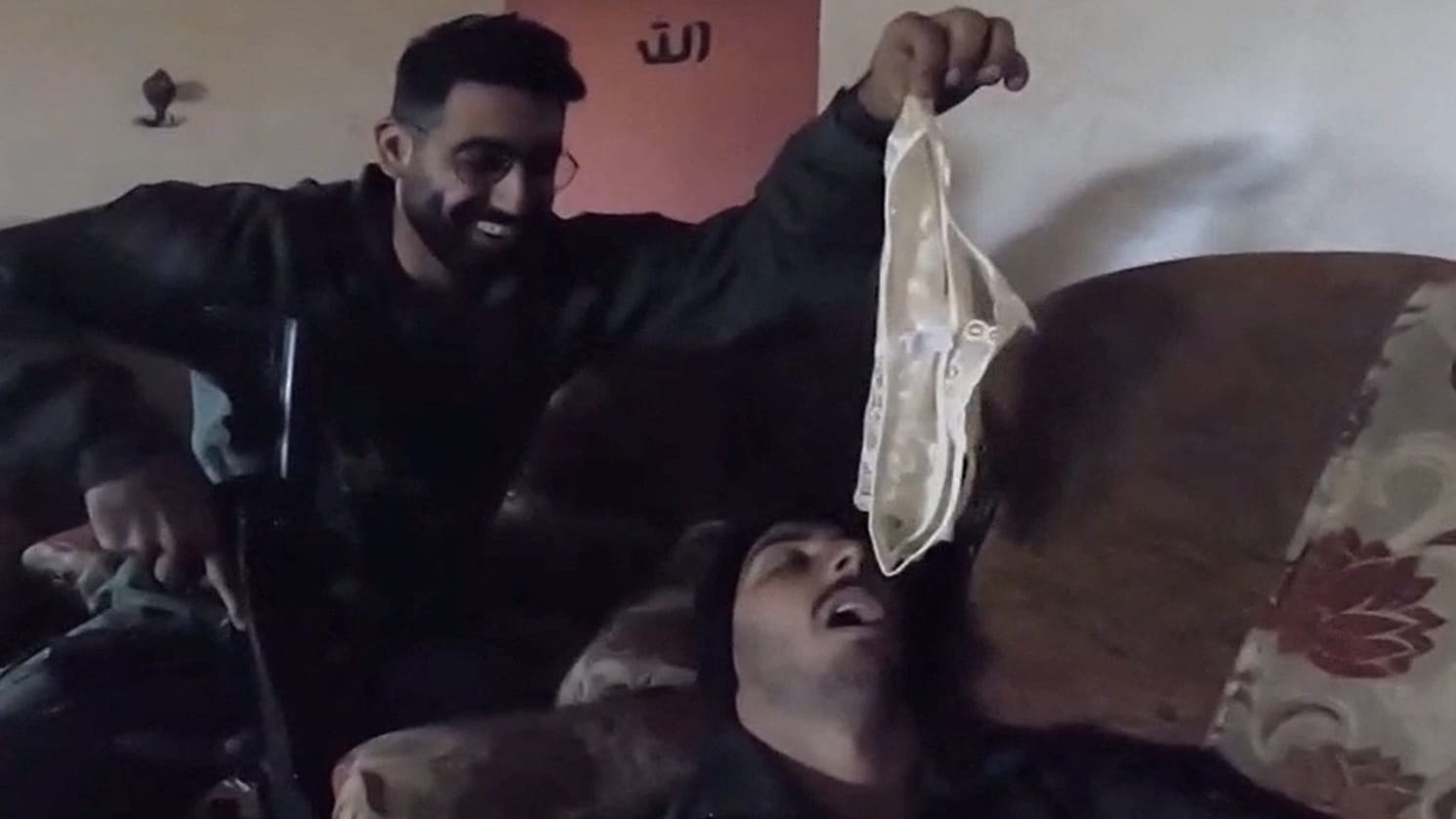 Gaza: Israelische Soldaten spielen mit Frauenunterwäsche | Video