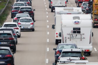 Autos und Wohnmobile stehen auf der Autobahn im Stau