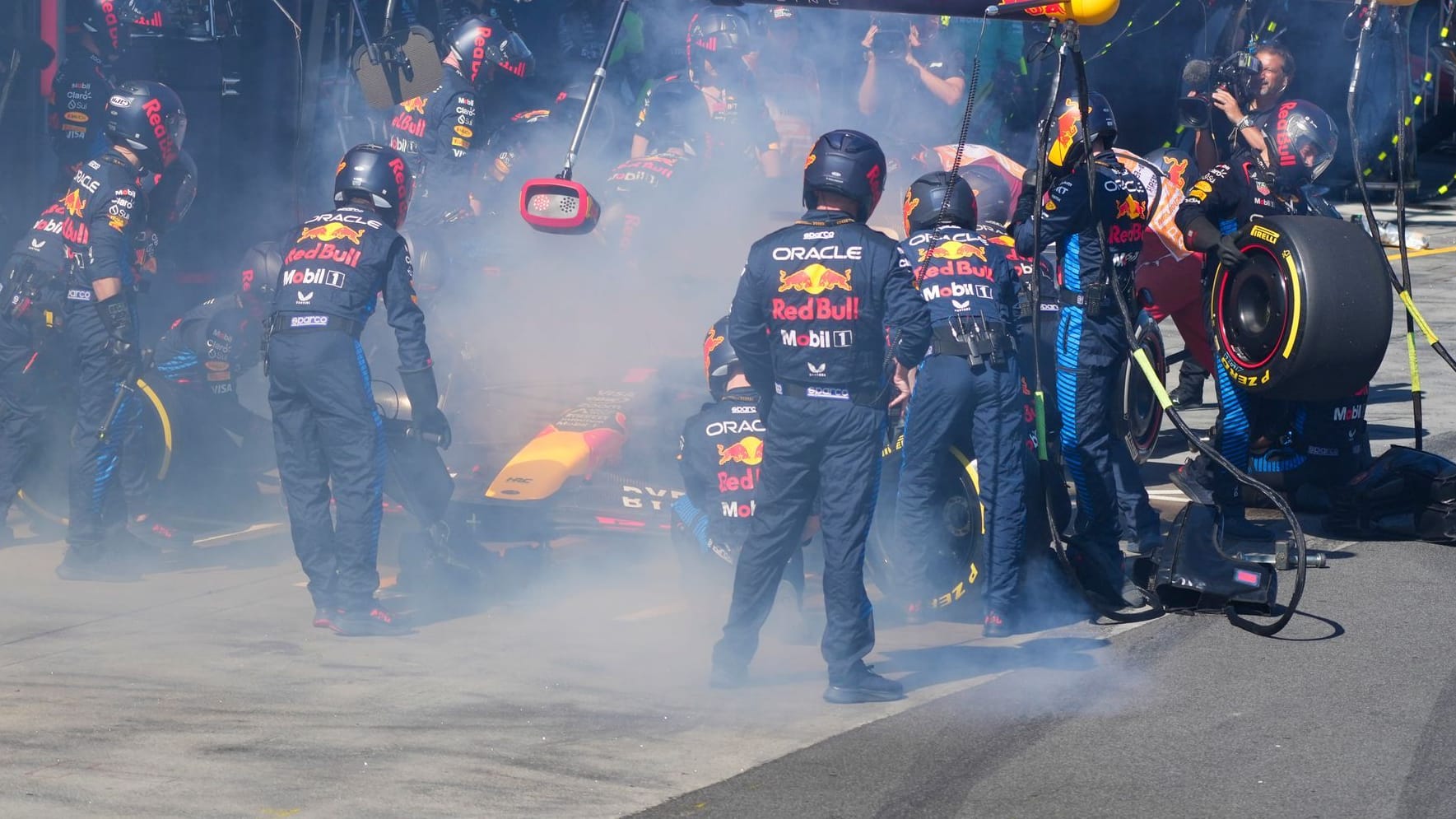 Max Verstappen in Rauch gehüllt: Ein Feuer an der Bremse zwang den Weltmeister zur Aufgabe.