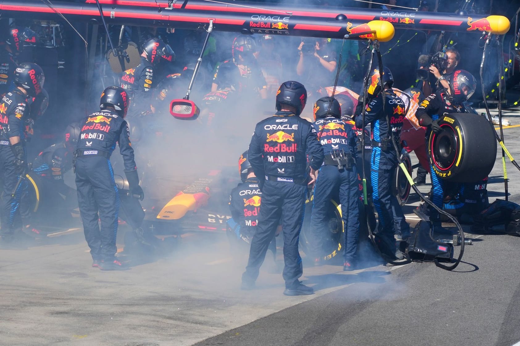 Max Verstappen in Rauch gehüllt: Ein Feuer an der Bremse zwang den Weltmeister zur Aufgabe.