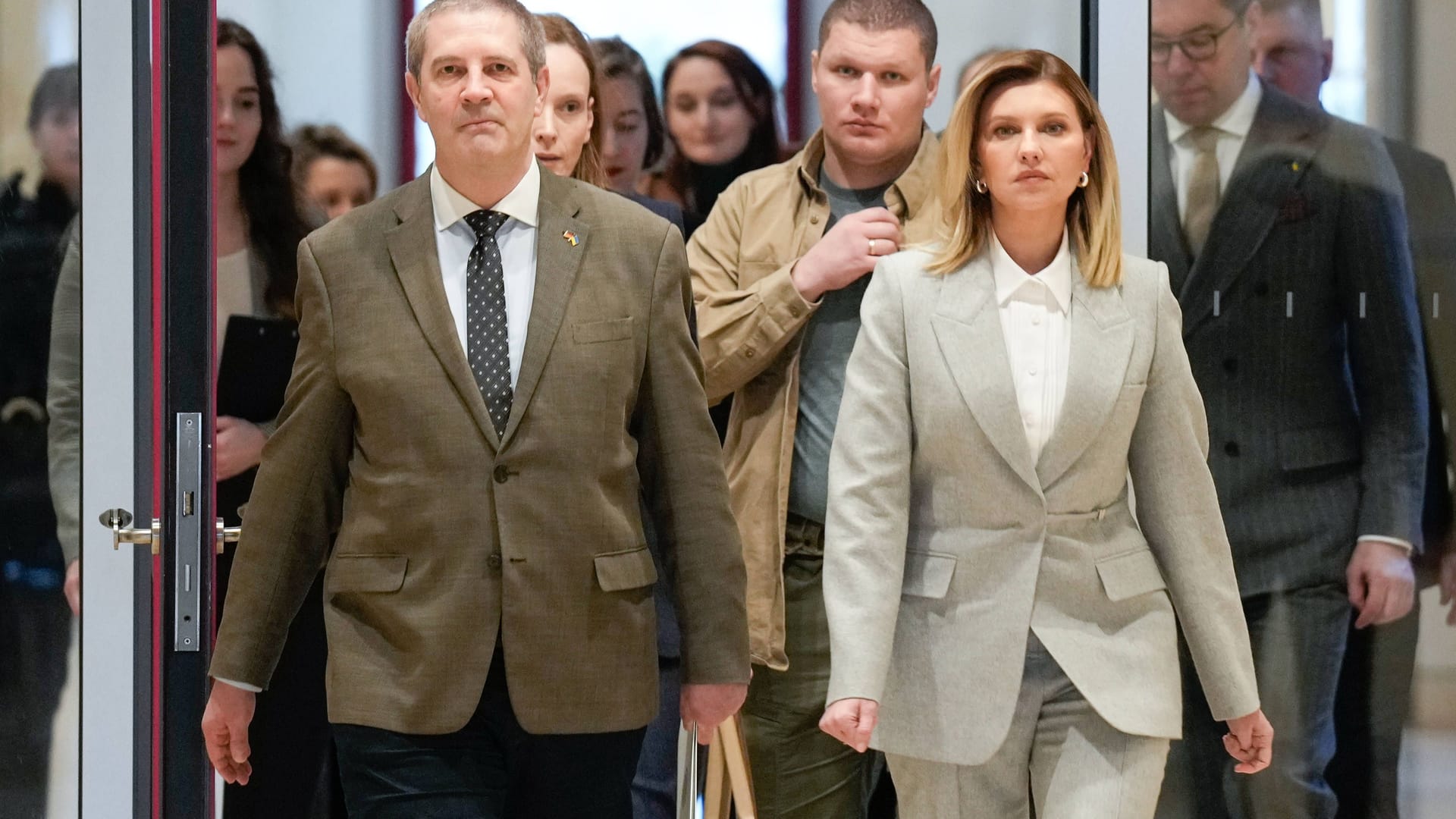 Olena Selenska (r.), Frau von Wolodymyr Selenskyj, auf dem Weg zum Empfang im Deutschen Bundestag im Februar 2024.