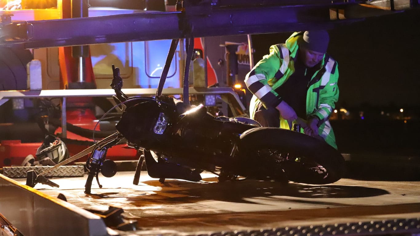 Das verunfallte Motorrad wird abtransportiert: Sein Fahrer wurde in eine Klinik gebracht.