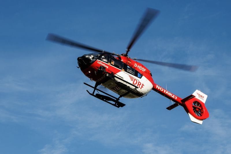 Ein Rettungshubschrauber (Symbolbild): Nach einem Quadunfall ist ein Sechsjähriger in Bayern gestorben.