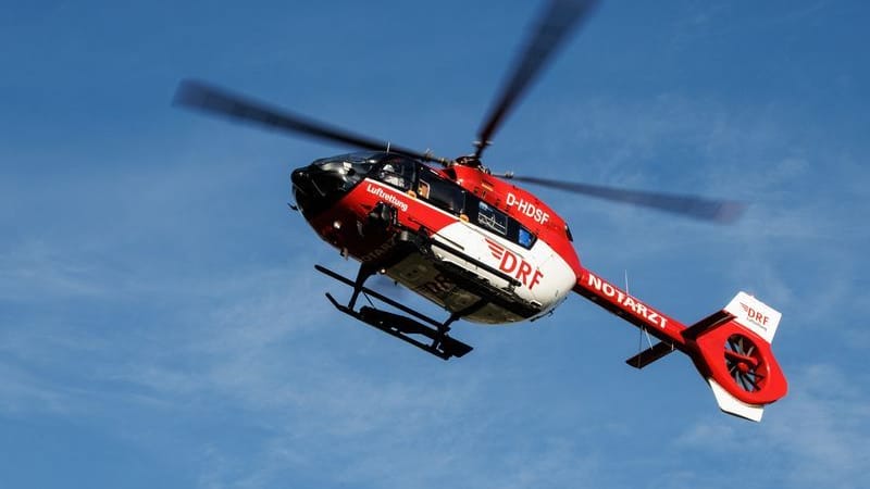 Ein Rettungshubschrauber (Symbolbild): Nach einem Quadunfall ist ein Sechsjähriger in Bayern gestorben.