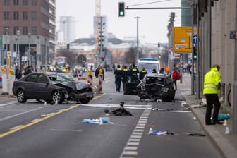 Berlin: Nach dem schweren Unfall in Berlin-Mitte sind eine Mutter und ihr Kind gestorben.