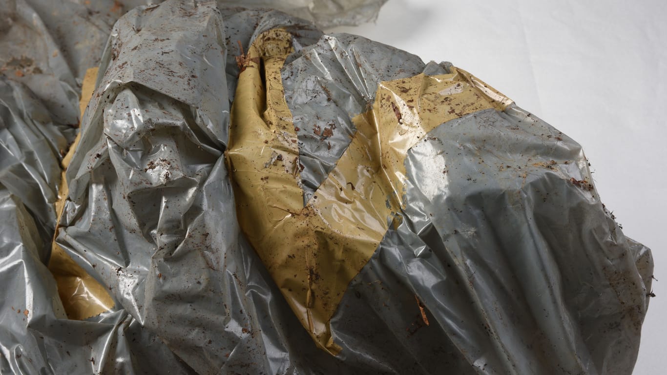 Reste der mit Klebeband zugeklebten Plastiksäcke, die im Wald gefunden wurden.