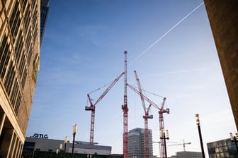 Baukräne am Alexanderplatz (Symbolfoto): In der Hauptstadt könnten die Mieten weiter steigen.