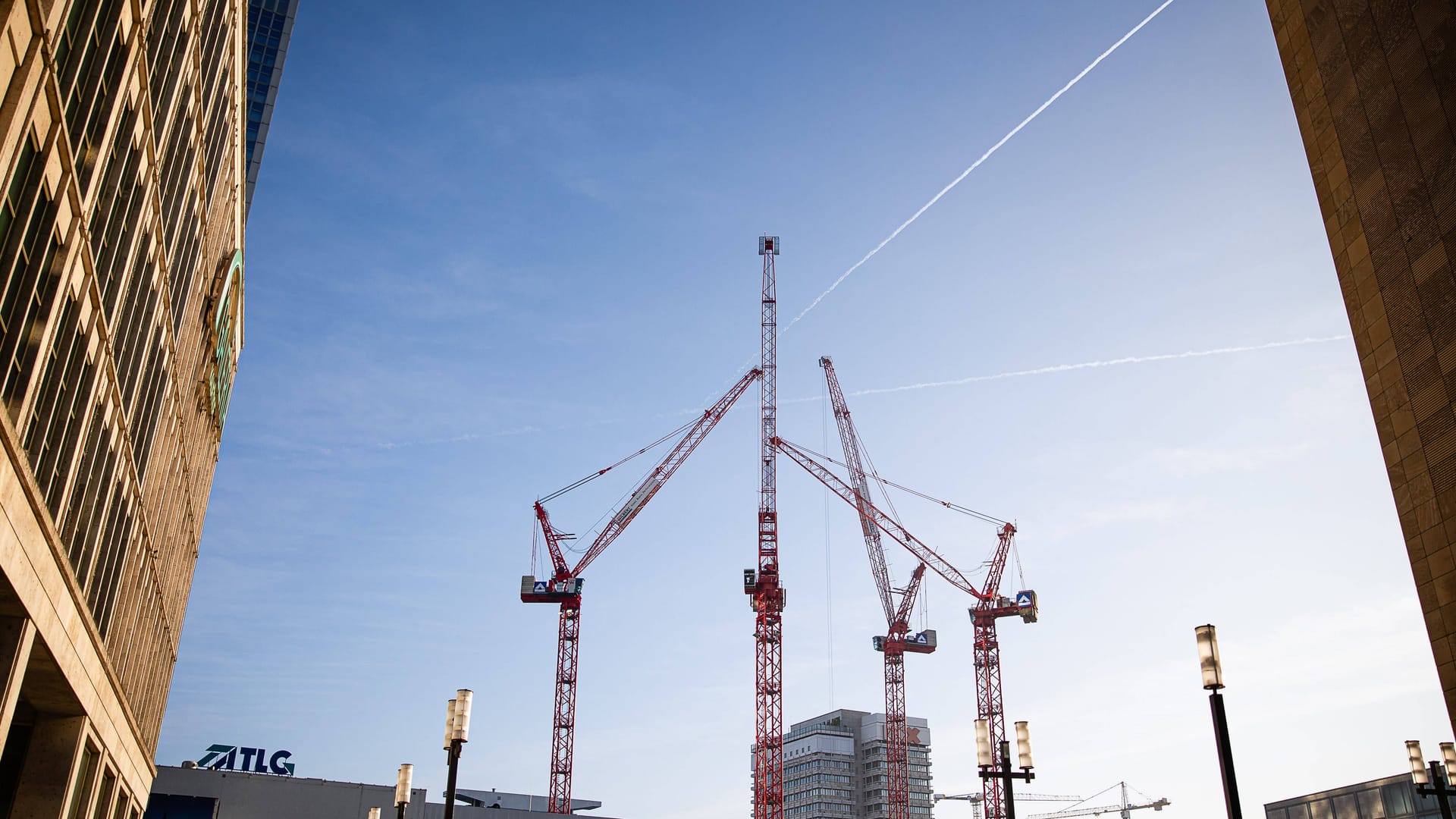 Baukräne am Alexanderplatz (Symbolfoto): In der Hauptstadt könnten die Mieten weiter steigen.