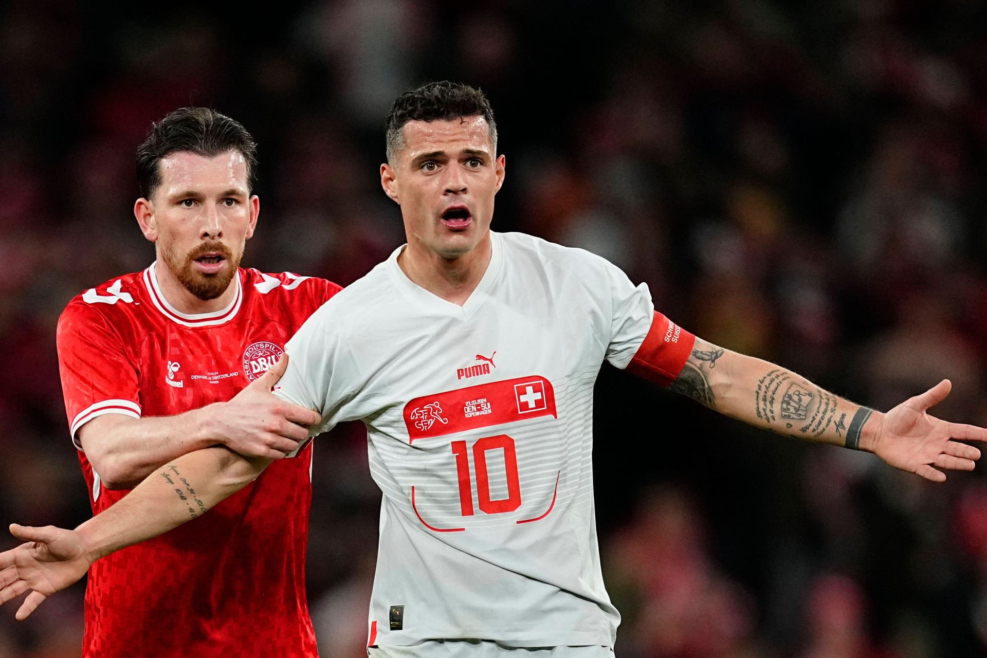 Pierre-Emile Hojbjerg (l.): und Granit Xhaka: Sie trennten sich im Remis.