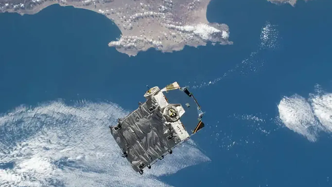 Eine Palette mit alten Nickel-Wasserstoff-Batterien kurz nachdem die Missionskontrolleure der Nasa in Houston dem Roboterarm Canadarm2 befohlen haben, sie ins All zu entlassen. Die Internationale Raumstation ISS befand sich zum Zeitpunkt der Aufnahme in einer Umlaufbahn von 265 Meilen über der Nordküste von Chile in Südamerika.